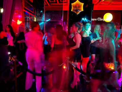 Un grupo de varias chicas imagen en los reservados de una discoteca del centro de Madrid.