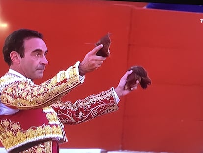 Enrique Ponce, con las dos orejas de su segundo toro.