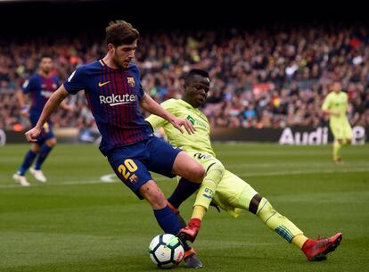 Sergi Roberto y Amath luchan por el esférico.