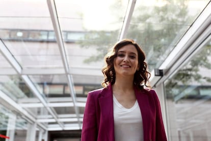 La candidata del PP a la Presidencia de la Comunidad de Madrid, Isabel Díaz Ayuso,a su llegada a la Asamblea.