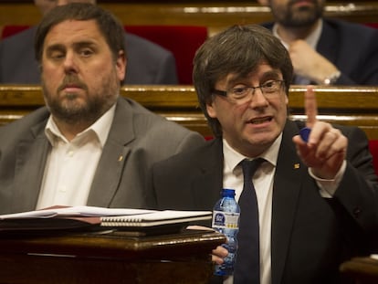 Carles Puigdemont y Oriol Junqueras en el Parlamento catalán.