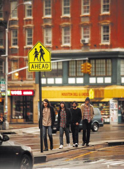 <b>El grupo vasco Delorean dando un paseo por Manhattan antes de tocar en los garitos de moda</b>