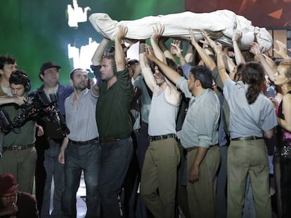 Sus compañeros llevan en alto el cadáver de Jimmy Mahoney en el tercer acto de 'Ascenso y caída de la ciudad de Mahagonny'.