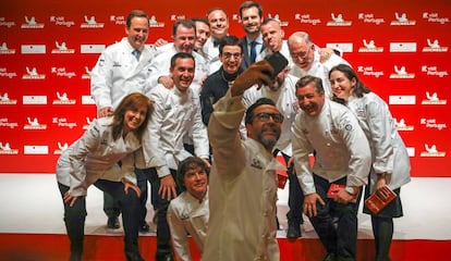 Varios de los cocineros galardonados posan para una foto durante la presentación de la Guía Michelin España & Portugal 2019 celebrada esta noche en Lisboa.