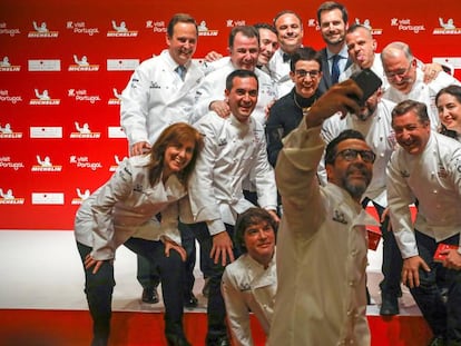 Varios de los cocineros galardonados posan para una foto durante la presentación de la Guía Michelin España & Portugal 2019 celebrada esta noche en Lisboa.
