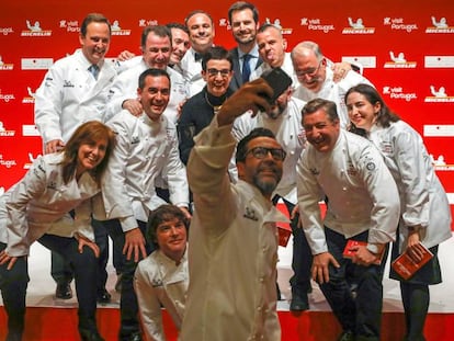 Varios de los cocineros galardonados posan para una foto durante la presentación de la Guía Michelin España & Portugal 2019 celebrada esta noche en Lisboa.