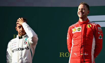 Sebastian Vettel, sonriente en el podio tras ganar en Australia, acompañado de Lewis Hamilton.
