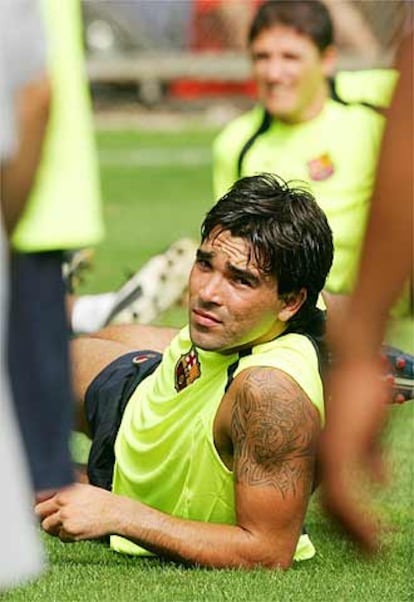 El jugador portugués del Barcelona Decco, en el primer entrenamiento de la temporada 2005-2006.