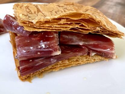 Sándwich de hojaldre y jamón ibérico.