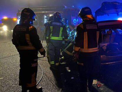 Los bomberos auxilian este domingo a los afectados por un choque frontal en la A-5 a la altura de Móstoles (Madrid).