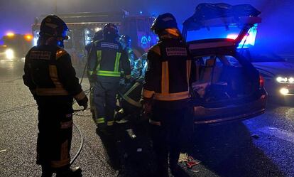 Los bomberos auxilian este domingo a los afectados por un choque frontal en la A-5 a la altura de Móstoles (Madrid).