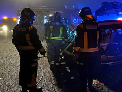 Los bomberos auxilian este domingo a los afectados por un choque frontal en la A-5 a la altura de Móstoles (Madrid).