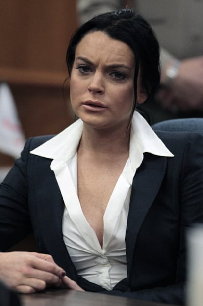 La actriz Lindsay Lohan, en el tribunal de Beverly Hills, donde la juez le ha comunicado que deberá llevar un brazalete para medir el alcohol.