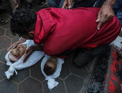 Un padre llora sobre el cuerpo de sus dos hijos, fallecidos en el ataque israelí de este martes en la Franja de Gaza.
