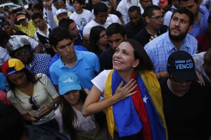 Machado entre seus eleitores, no dia 26 de mar&ccedil;o.
 