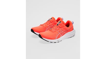 Zapatillas Asics sobre fondo blanco.