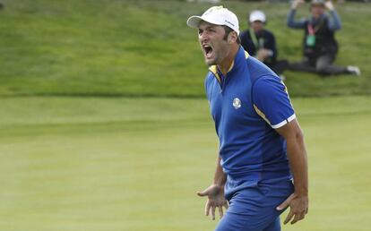 Rahm celebra su victoria ante Tiger en la Ryder Cup.