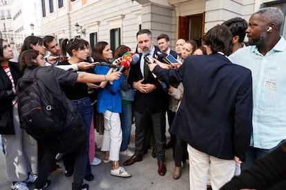 El presidente de Vox, Santiago Abascal, atiende a los medios este lunes en el Congreso.