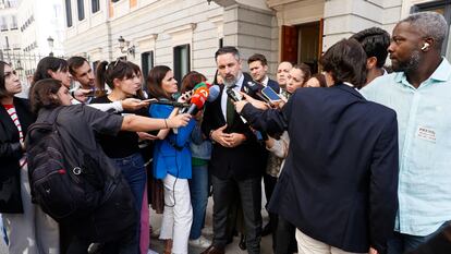 El presidente de Vox, Santiago Abascal, atiende a los medios este lunes en el Congreso.