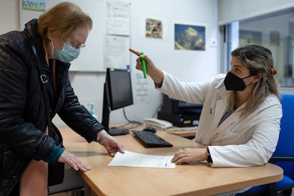 Una enfermera atiende a una usuaria en el CAP el Clot, en 2022.