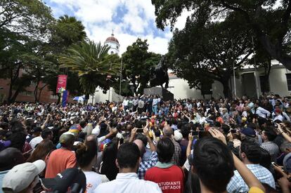 El jefe parlamentario opositor Juan Guaidó, autoproclamado presidente interino de Venezuela, ha asegurado este viernes que no se prestará para un "falso diálogo" con el gobierno de Nicolás Maduro, tras el ofrecimiento del líder venezolano.