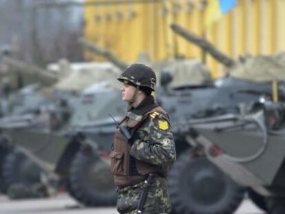 Un soldado ucranio hace guardia en una base militar en Lviv (Ucrania).