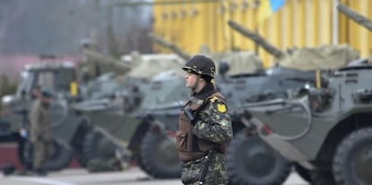 Un soldado ucranio hace guardia en una base militar en Lviv (Ucrania).