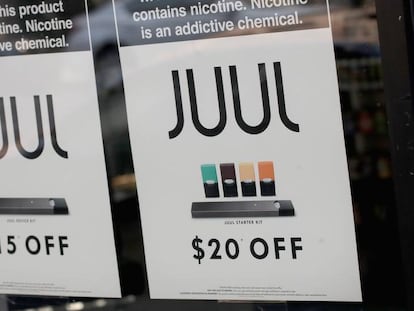 Una tienda anunciado una oferta de cigarrillos electrónicos Juul