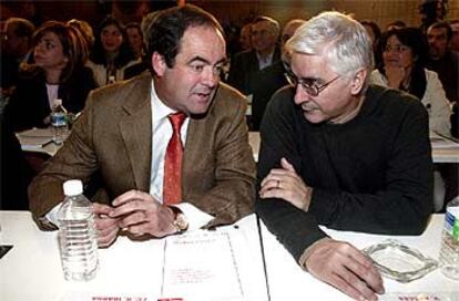 José Bono, con el vicepresidente castellano-manchego, José María Barreda, ayer en la sede del PSOE.