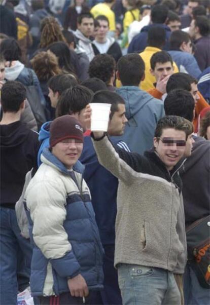 Decenas de jóvenes participan en un botellón hoy en Zaragoza.