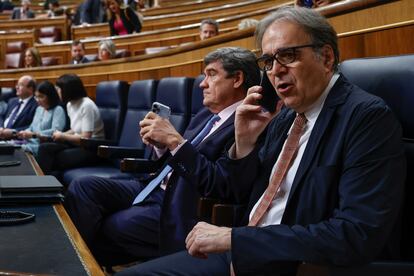 El ministro de Universidades, Joan Subirats (derecha) junto al ministro de Inclusión, Seguridad Social y Migraciones, José Luis Escrivá (centro). 