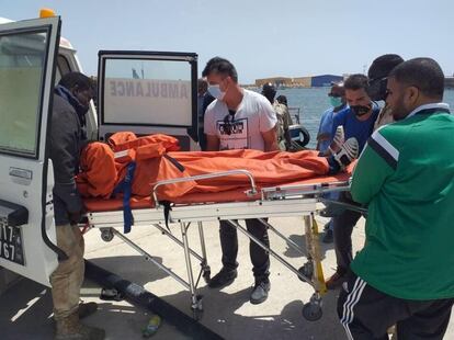 El único superviviente entre los pasajeros de un barco a la deriva frente a África occidental es trasladado a una ambulancia para su traslado a Nuadibú, Mauritania, el 6 de agosto de 2020