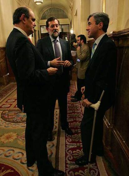 Los dirigentes del PP Ignacio Astarloa, Mariano Rajoy y Ángel Acebes.