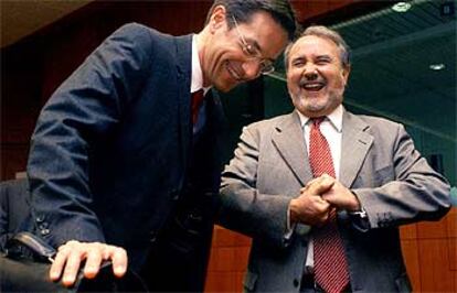 El ministro de Economía de Austria, Karl Heinz Grasser, junto al comisario Pedro Solbes, ayer en Bruselas.