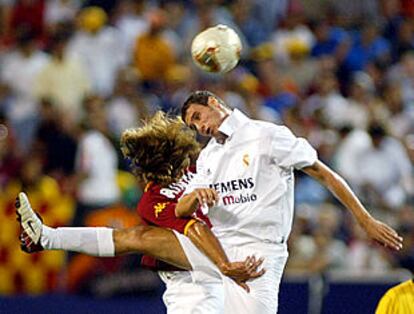 Helguera y Batistuta pugnan por hacerse con el balón en el partido disputado esta madrugada.