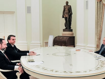 Los presidentes Putin y Bolsonaro, durante su reunión este miércoles en la misma mesa en la que el primero recibió, aunque en una disposición diferente, a Macron y a Scholz.