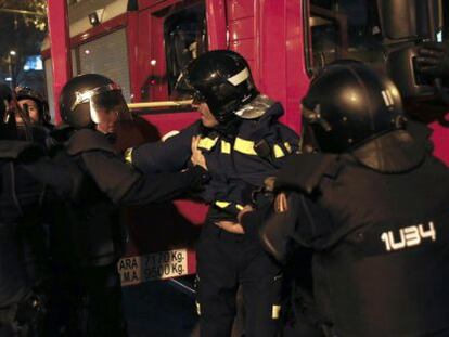 Un bombero es detenido por la policía durante la manifestación en apoyo a Burgos
