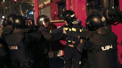 Un bombero es detenido por la policía durante la manifestación en apoyo a Burgos