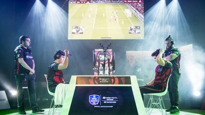 Gravesen celebra su victoria en el segundo torneo de la Virtual LaLiga eSports Santander en Barcelona.