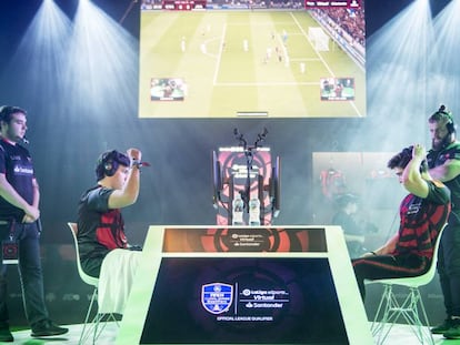 Gravesen celebra su victoria en el segundo torneo de la Virtual LaLiga eSports Santander en Barcelona.