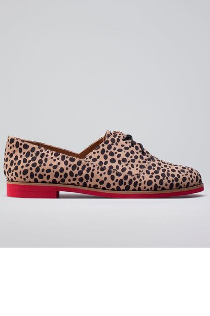 Este modelo de estampado leopardo convertirá tus pies en protagonistas de tu look. Es de Bershka (29,99 euros).