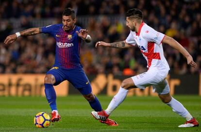 El barcelonista Paulinho y el jugador del Alavés Guillermo Maripan.