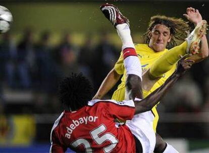 Adebayor remata acrobáticamente ante la oposición de Gonzalo.