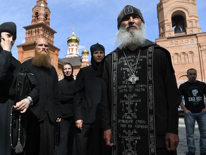 El sacerdote Serguéi Romanov, que se ha hecho con el control del monasterio de Sredneuralsk (en los Urales), habla junto a varias religiosas a las afueras del convento, el pasado jueves.
