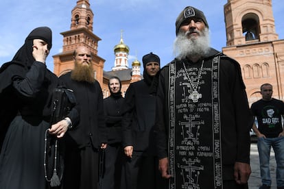 El sacerdote Serguéi Romanov, que se ha hecho con el control del monasterio de Sredneuralsk (en los Urales), habla junto a varias religiosas a las afueras del convento, el pasado jueves.