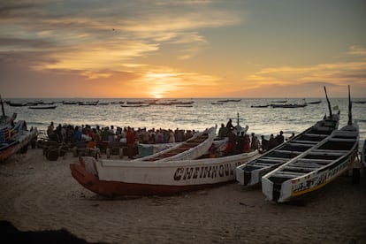 Pescadores esperan para descargar un barco en el puerto de Nuakchot, Mauritania el 10 de diciembre de 2024.