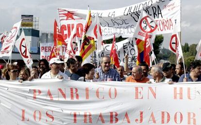 Unas 300 personas se han manifestado en defensa de la continuidad de los empleos de esta empresa.