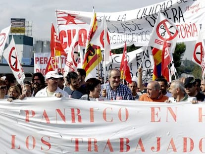 Unas 300 personas se han manifestado en defensa de la continuidad de los empleos de esta empresa.