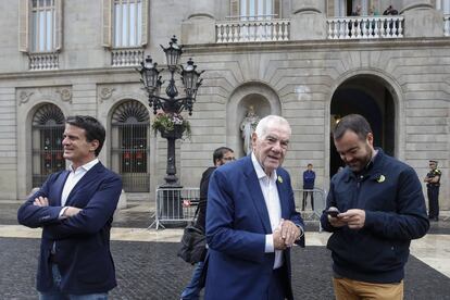 El candidat de BCNxCanvi-C's, Manuel Valls (esquerra) espera al costat del candidat d'Esquerra Republicana, Ernest Maragall (centre), el moment de la fotografia conjunta de EL PAÍS.