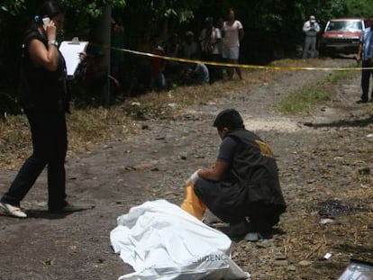 El cuerpo de Carlos Alberto Orellana, en un camino.
